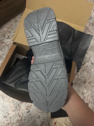 Botas de seguridad negras y rojas