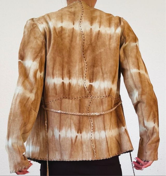 Chaqueta de piel teñida estilo tie-dye
