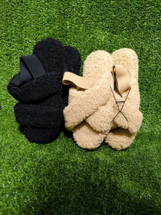 Lote Pantuflas de peluche beige y negras