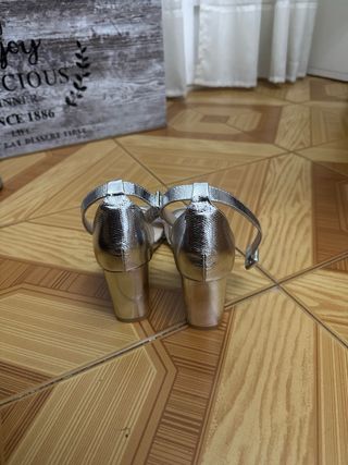 Zapatos de fiesta plateados tacón grueso