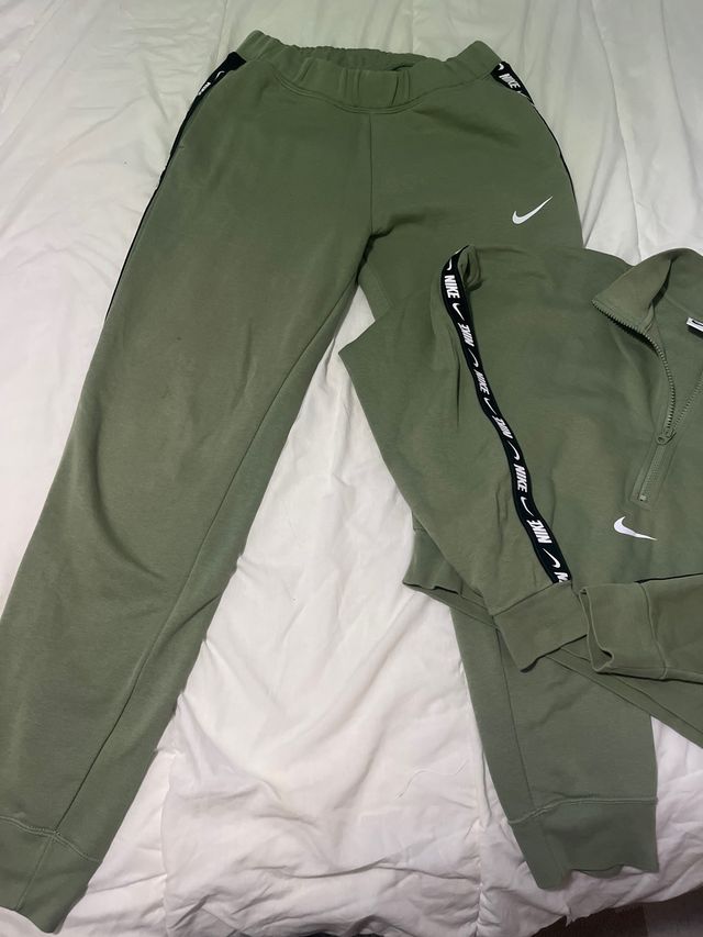 Set Nike verde crop top e pantalone