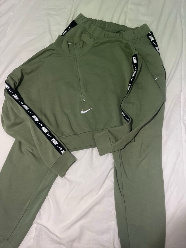 Set Nike verde crop top e pantalone