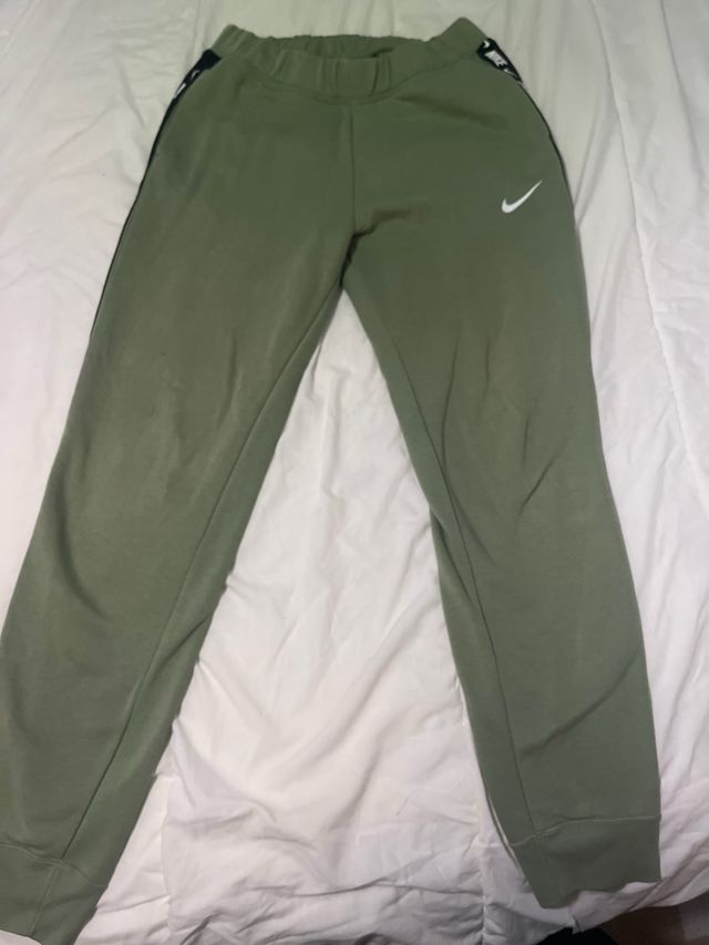 Set Nike verde crop top e pantalone