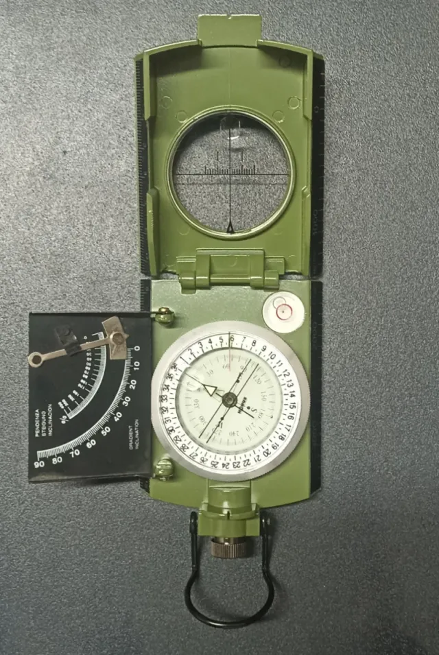 Brújula Konustar Profesional con Clinómetro