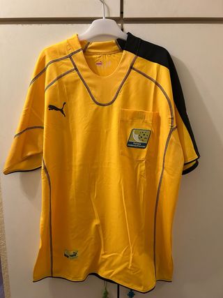 Camiseta árbitro Puma amarilla y negra.