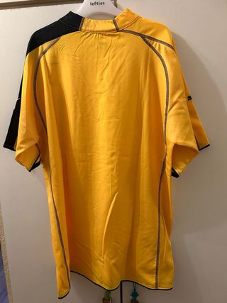 Camiseta árbitro Puma amarilla y negra.