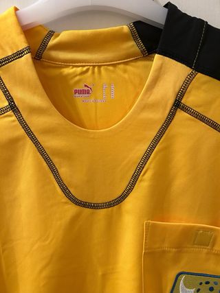 Camiseta árbitro Puma amarilla y negra.