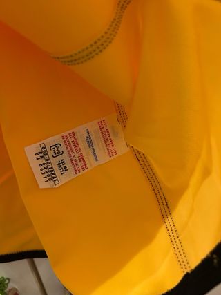 Camiseta árbitro Puma amarilla y negra.