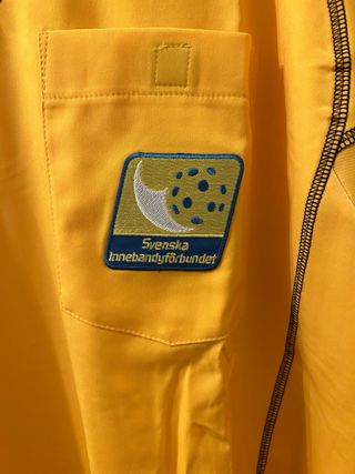 Camiseta árbitro Puma amarilla y negra.