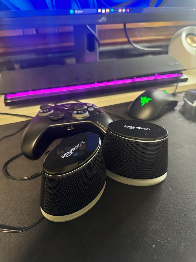 Altavoces AmazonBasics Negros