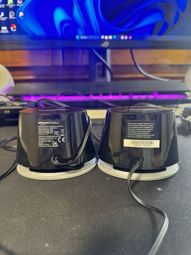 Altavoces AmazonBasics Negros