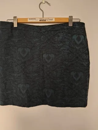 Falda estampada negra/verde  41 d cintura 39 largo