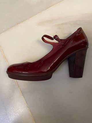 Zapato de tacón charol burdeos Camper