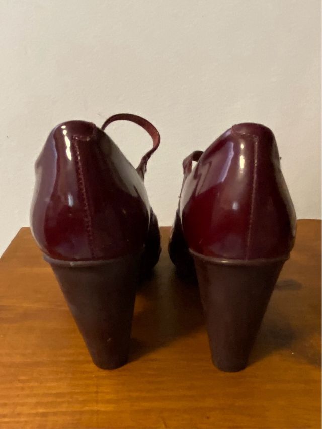 Zapato de tacón charol burdeos Camper