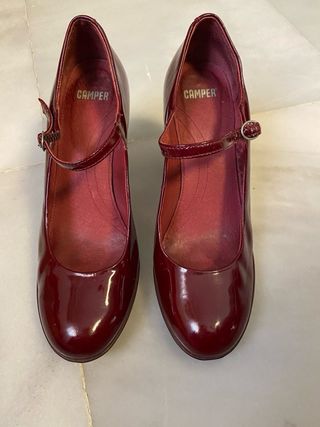Zapato de tacón charol burdeos Camper