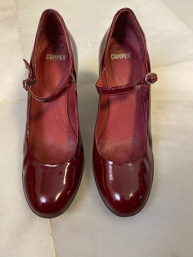 Zapato de tacón charol burdeos Camper