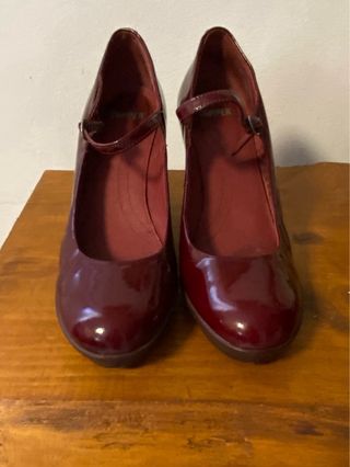 Zapato de tacón charol burdeos Camper