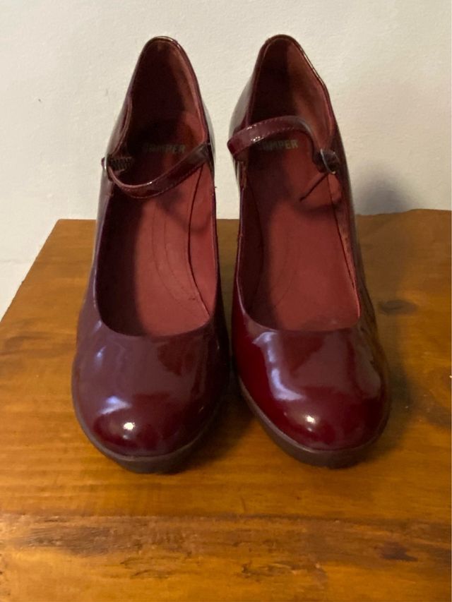 Zapato de tacón charol burdeos Camper