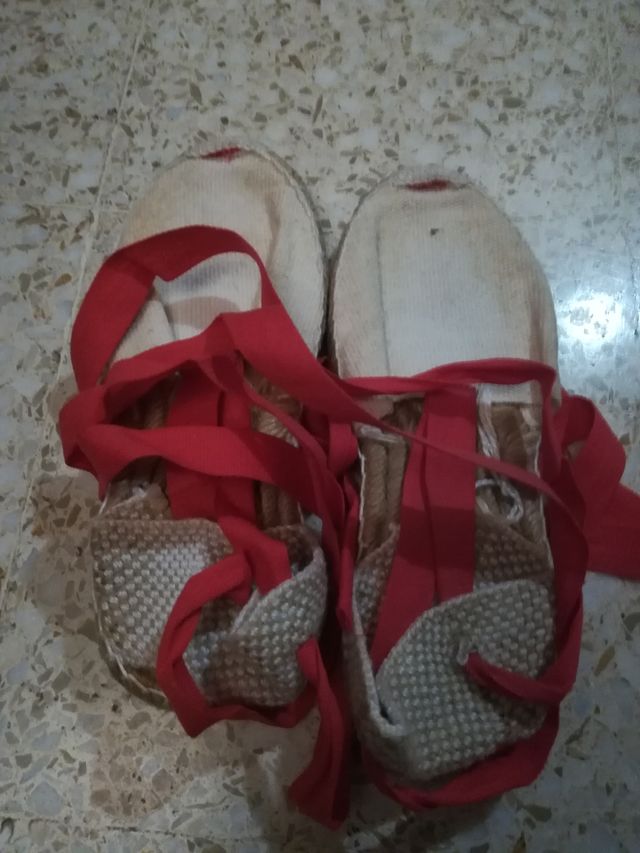 Traje Flamenca Niña Blanco con Volantes Rojos