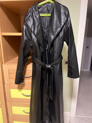 Gabardina polipiel negra talla M sin estrenar