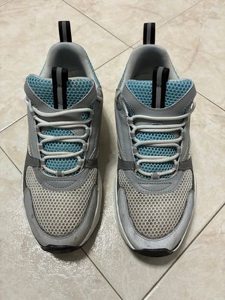 Scarpe trainers grigie e blu