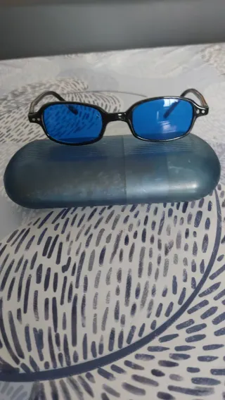 Gafas de sol negras con lentes azules