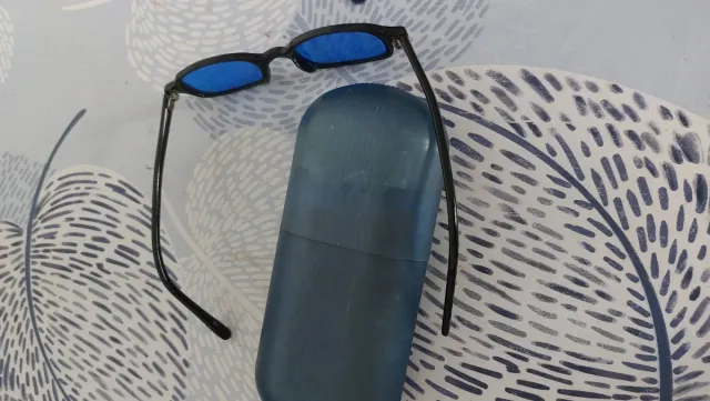 Gafas de sol negras con lentes azules