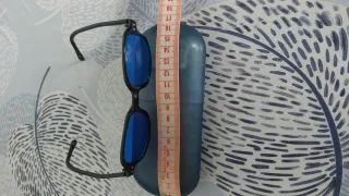 Gafas de sol negras con lentes azules