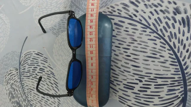 Gafas de sol negras con lentes azules