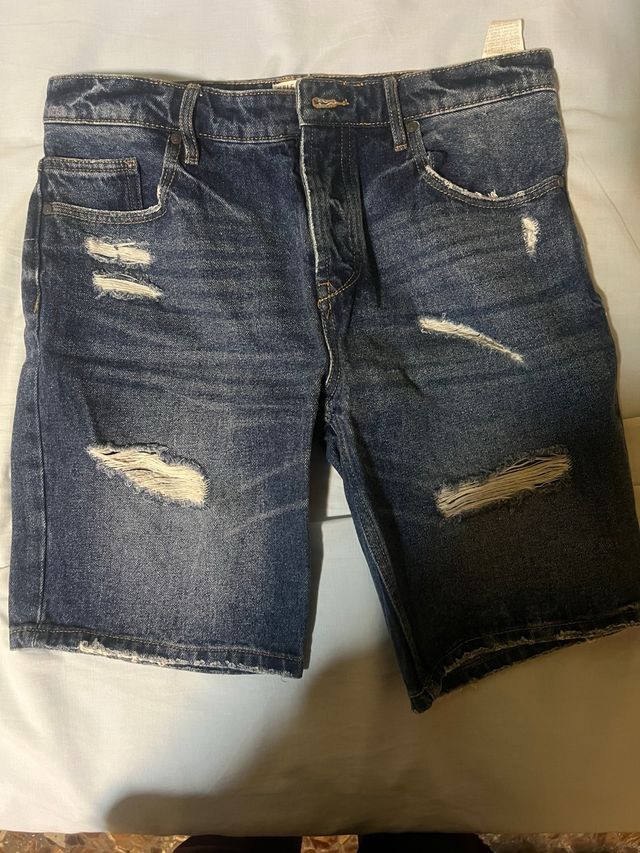 Pantalón corto vaquero desgastado