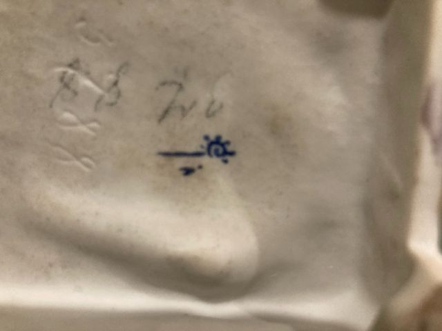 Figura de porcelana hombre leyendo