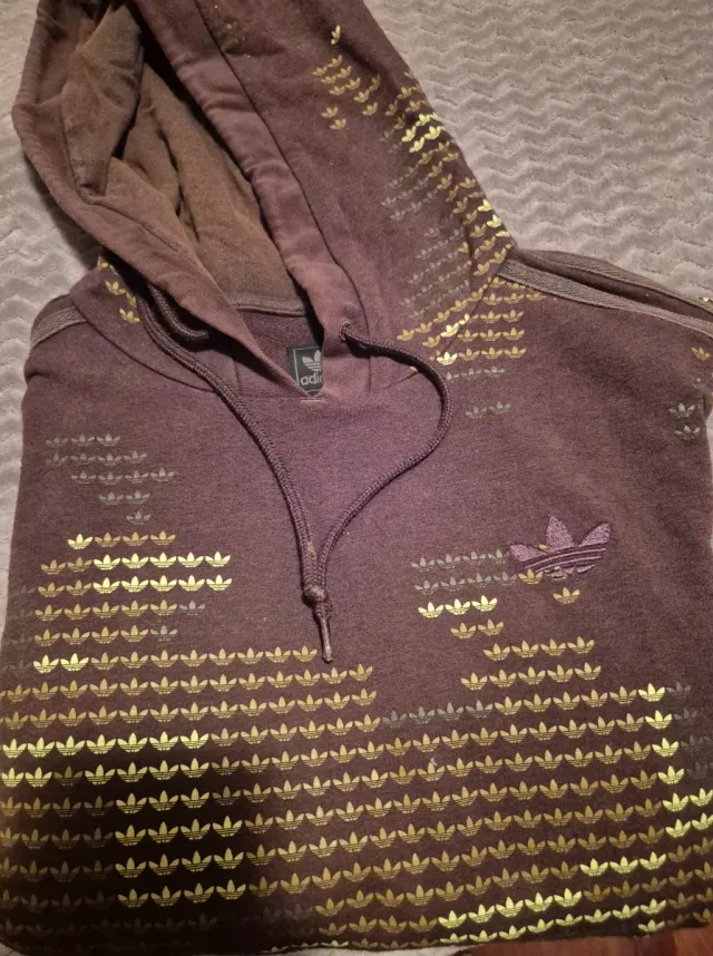 Sudadera Adidas Morada con Estampado Dorado