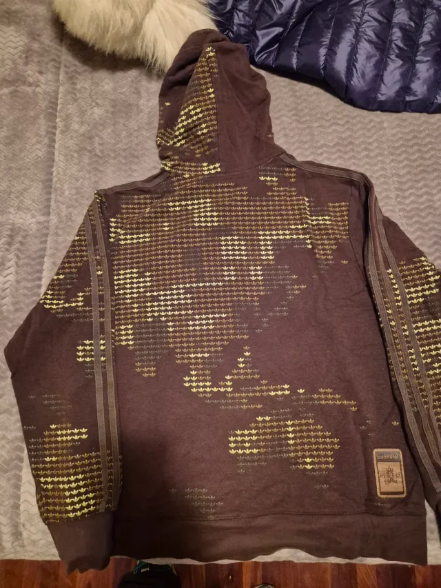 Sudadera Adidas Morada con Estampado Dorado