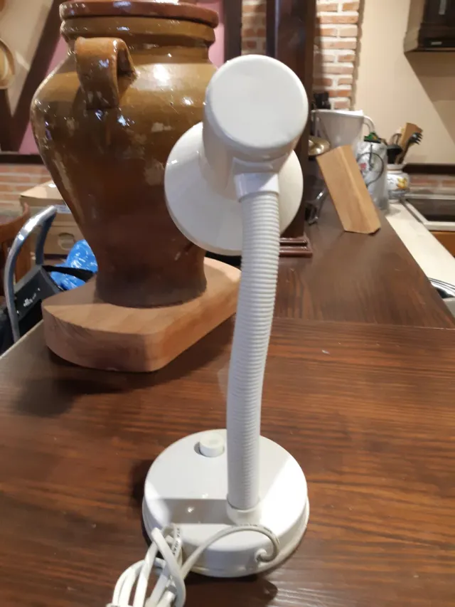 Lâmpada de mesa branca flexível