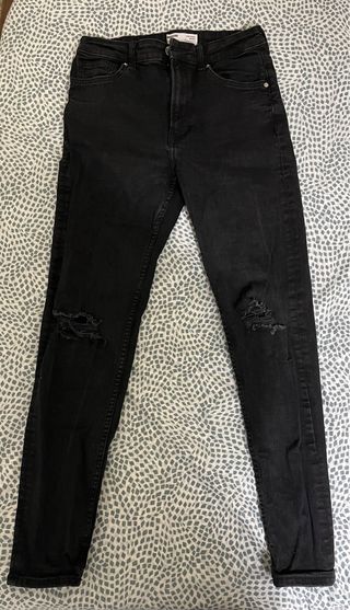 Pantalón vaquero negro desgastado