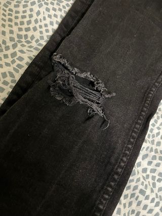Pantalón vaquero negro desgastado