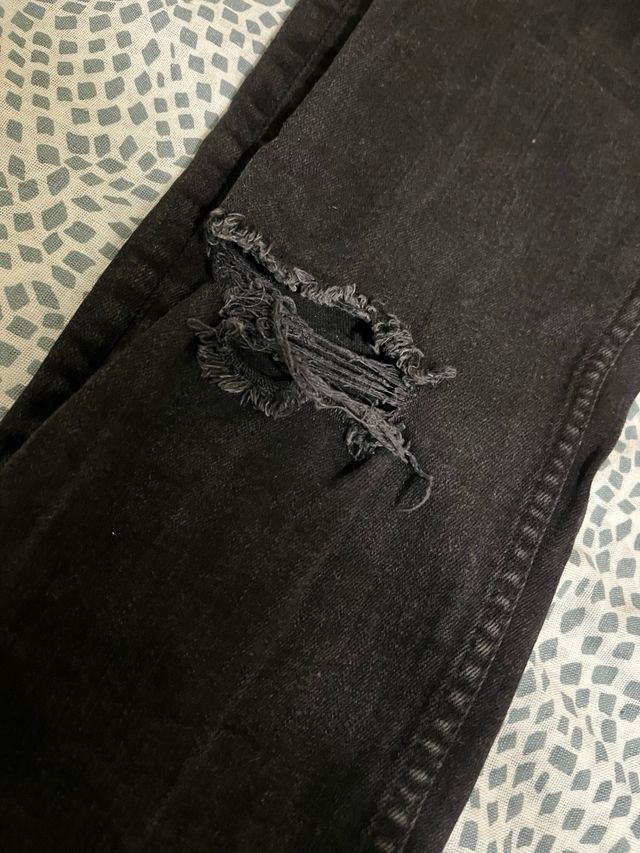 Pantalón vaquero negro desgastado