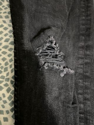 Pantalón vaquero negro desgastado