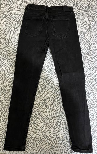 Pantalón vaquero negro desgastado