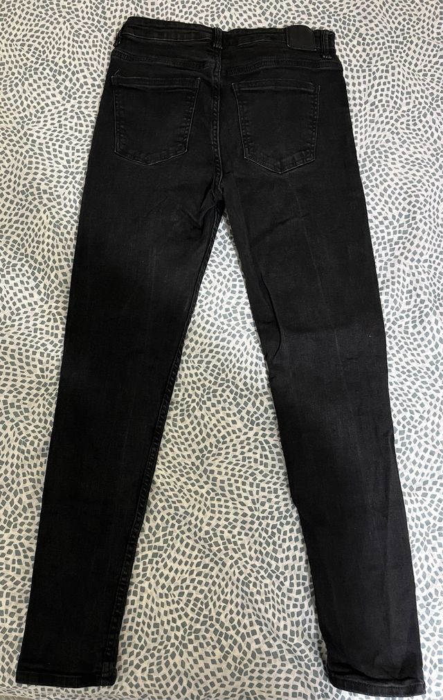 Pantalón vaquero negro desgastado