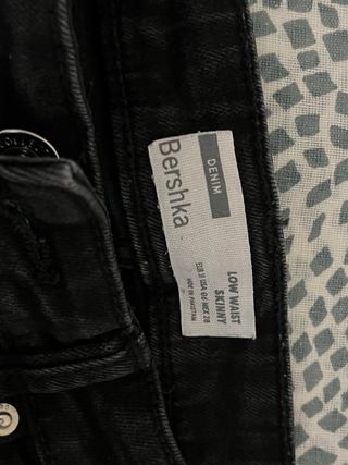 Pantalón vaquero negro desgastado