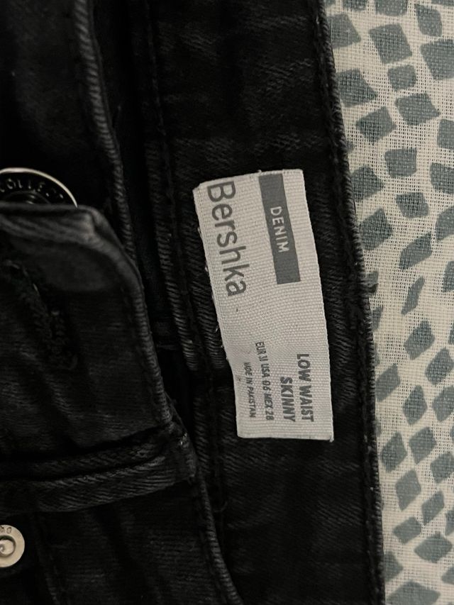 Pantalón vaquero negro desgastado