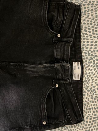 Pantalón vaquero negro desgastado