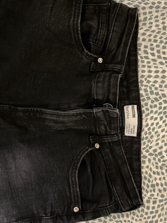 Pantalón vaquero negro desgastado