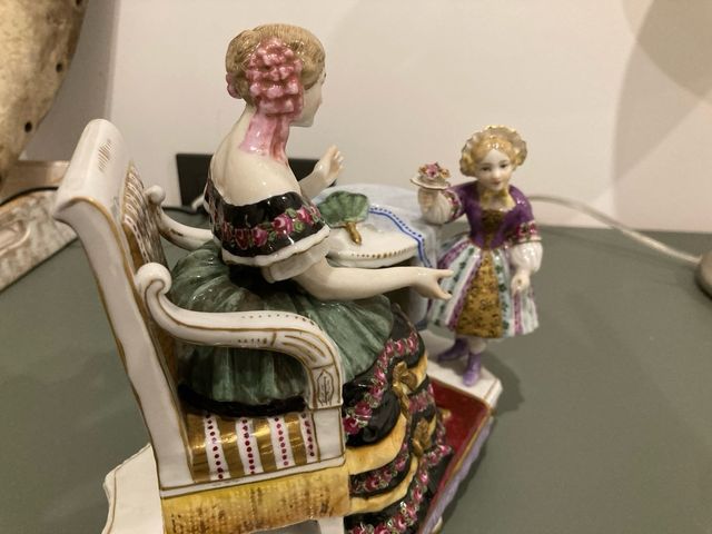 Figura de porcelana mujer y niña