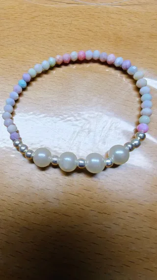 Pulsera multicolor con perlas y cuentas