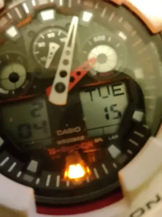 Reloj Casio G-Shock Blanco y Rojo