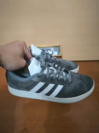 Zapatillas Adidas Grises y Blancas