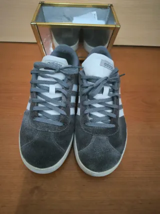 Zapatillas Adidas Grises y Blancas