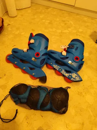 Patines en línea azules con protecciones